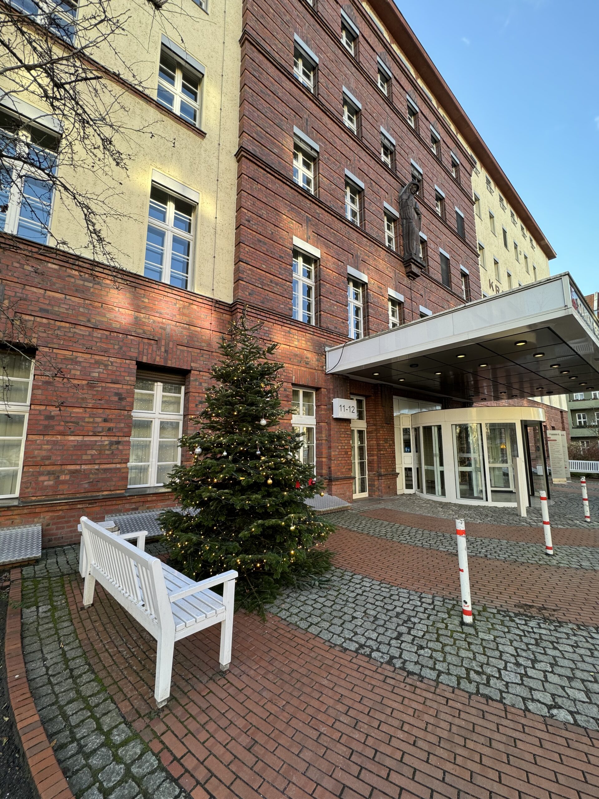 Weihnachtsbaum vor dem Sankt Gertruden-Krankenhaus