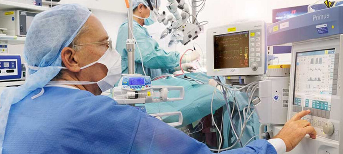 Anästhesie und Intensivmedizin am Alexianer St. Gertrauden-Krankenhaus Anästhesistin bereitet Patientin im OP-Saal des Alexianer St. Gertrauden-Krankenhauses Berlin vor